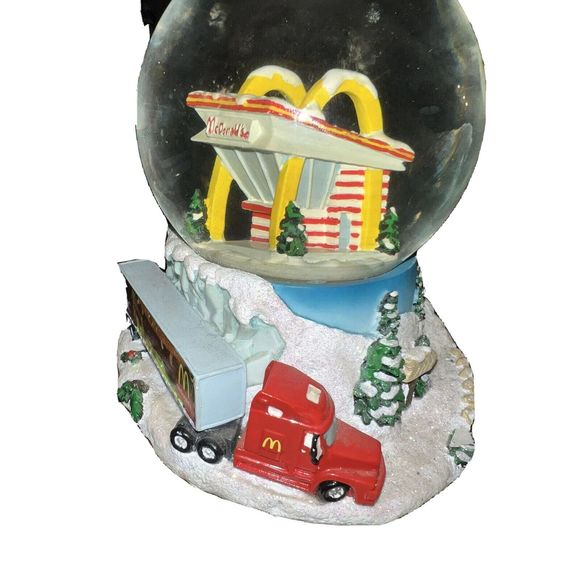 VERY RARE and UNIQUE 2006 MCDONALD'S CHRISTMAS SNOW GLOBE With VERY BIGMAC TRUCK - Picture 2 of 6